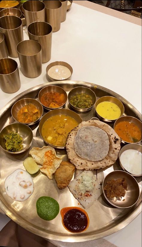 Indian Thali Snapchat, Puranpoli Snap, Rajasthan Thali, Veg Thali Indian, Bengali Thali, Indian Thali, Frozen Cocktail Recipes, Vegetarian Fast Food, Delicacy Food