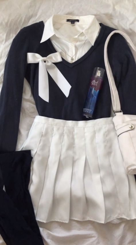 Navy Blue And White Outfit Ideas, Navy Blue And White Old Money Outfit, Blue Sweater Black Skirt, Preppy Outfits Black And White, Preppy 50s Outfit, Old School Preppy Style, White Skirt Old Money Outfit, Navy Old Money Outfit, Navy Blue Uniform Outfits School