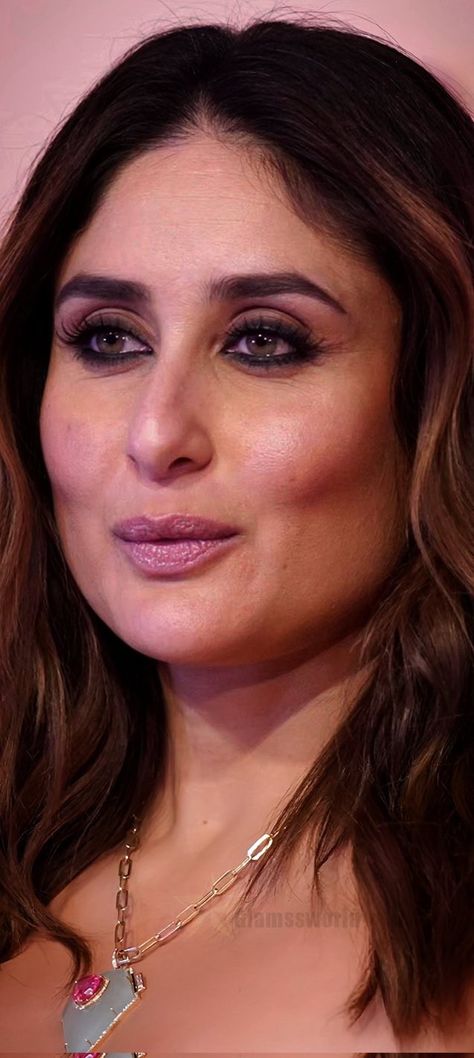 Kareena Kapoor Face, Kareena Kapoor Pics, Actress Without Makeup, Beauty Posters, Kareena Kapoor Khan, Beauty Face Women, Hottie Women, Kareena Kapoor, Bollywood Girls