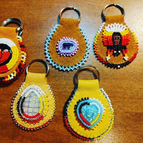 Beaded Keychains Native American Pattern, Native Beaded Keychains, Beaded Keychains Native American, Beaded Keychains Patterns, Indigenous Beading, Beaded Gifts, Indigenous Crafts, Native Regalia, American Indian Crafts