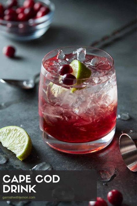 Cape Cod Drink, Best Vodka Drinks, Vodka Drinks Easy, Vodka Cranberry Cocktail, Drink Garnish, Cranberry Juice And Vodka, Batch Cocktail Recipe, Vodka Cranberry, Home Bartender