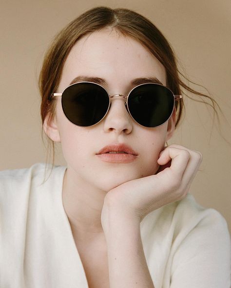 Round Sunglasses Aesthetic, Sunglasses Aesthetic, New Sunglasses, Round Frames, Eye Frames, Bridal Bangles, Trendy Sunglasses, Vintage Eyewear, Girls With Glasses