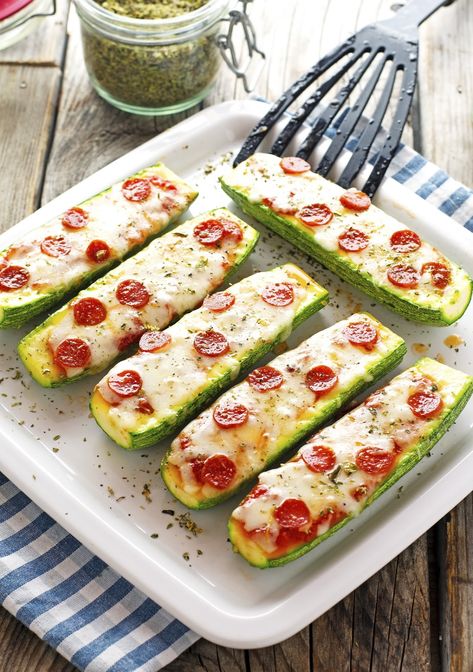 Zucchini Pizza Boats Easy College Meals Healthy Dinners, Zucchini Boats Pizza, Pizza Zucchini Boats, Zucchini Pizza Recipes, Zucchini Boat, Zucchini Pizza Boats, Pizza Boats, Zucchini Boat Recipes, Zucchini Pizza Bites