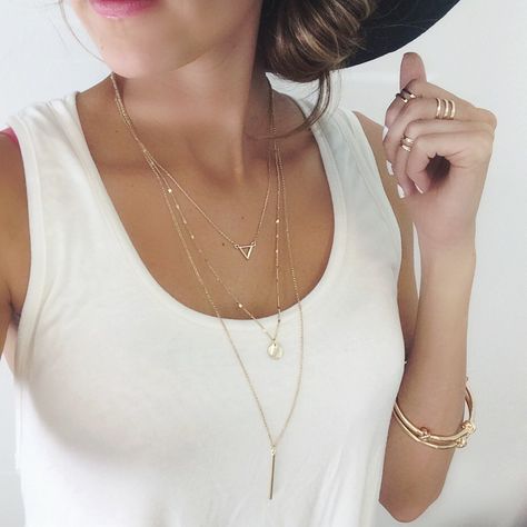 Hairstyle Outfit, Hippie Stil, Style Hairstyle, Hello Fashion, Triangle Pendant, Gold Diamond Necklace, Pretty Necklaces, Beauty Nail, Gold Necklace Layered