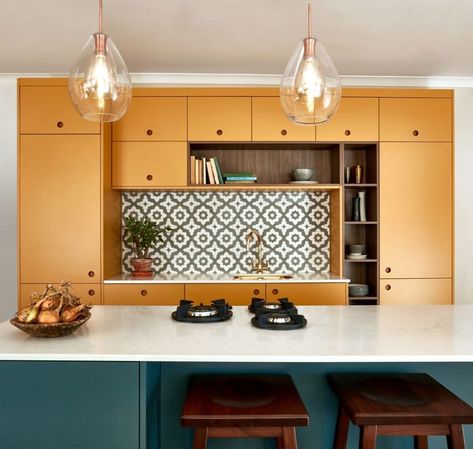 Two Color Kitchen Cabinets Ideas, Glasses Cabinet, Nude Kitchen, Two Color Kitchen Cabinets, Naked Kitchens, Naked Doors, Bungalow Inspiration, Cocktail Corner, Plain English Kitchen