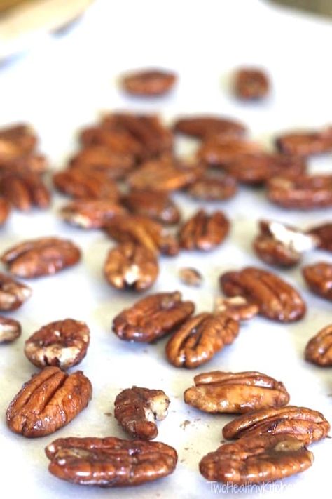 These delicious, easy candied pecans are so lightning-fast! You'll be making them all the time ... for snacks, on salads ... even as last-minute gifts! Easy Candied Pecans, Maple Pecans, Honey Roasted Pecans, Forgotten Cookies, Candied Pecans Recipe, Pecan Pie Easy, Glazed Pecans, Pecan Salad, Roasted Pecans