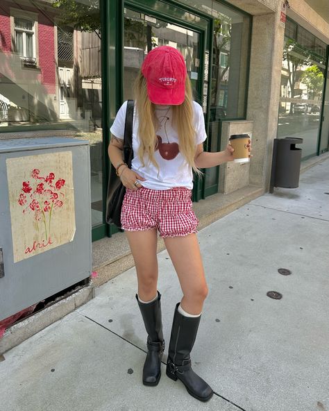 Red in a summer outfit looks good too🤭 Cap @pullandbear T-shirt @pinkisblueshop Shoes @zara Red Hat Outfit, Red Shirt Outfits, Fashion Content Creator, Inspo Fits, Character Fashion, Holiday Inspo, Outfit Looks, Fashion Content, Red Cap