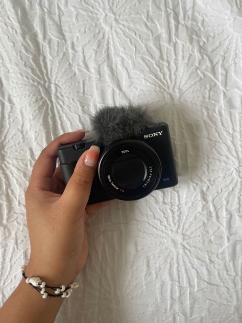 sony zv1 vlogging camera Sony Zv1, Youtuber Aesthetic, Vlogging Aesthetic, Influencer Lifestyle, Youtube Ideas, Girl Film, Quiet Girl, Career Vision Board, Vision Board Images