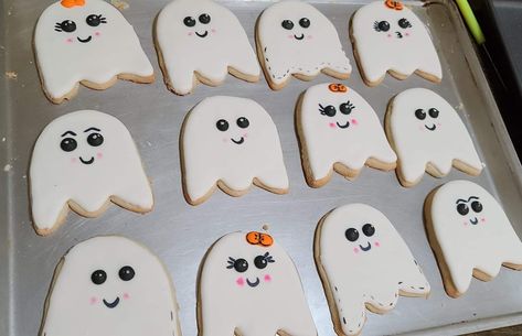 Cute Ghost Cookies Royal Icing, Ghost Royal Icing Cookies, Ghost Sugar Cookies Decorated, Ghost Cookies Royal Icing, Cute Ghost Cookies, Ghost Sugar Cookies, Sugar Cookies Royal Icing, Galletas Halloween, Flood Icing