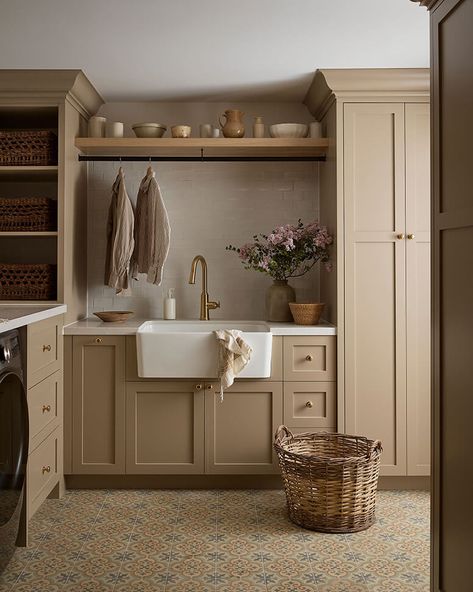 Rustic Laundry Rooms, Modern Laundry Rooms, Laundry Room Inspiration, Beige Marble, Laundry Mud Room, Laundry Room Makeover, Laundry Room Design, Laundry Room Decor, Cabinet Colors