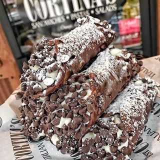 creamy CHOCOLATE CANNOLIS from @cortinasorange 🍪🍪😍. 🍴: (Chocolate Cannolis with Ricotta Cheese).⠀  📍: @cortinasorange ⠀  ——————————————— ⠀  #9gag #foodporn #igfood #nomnomnom #nomnom #complex #yahoofood #chocolate #yelpoc #comfortfood #foodie #zagat #vscofood #orangecounty #eatthis #buzzfeedfood #foodblogger #cheatmeal #nyceats #beautifulcuisines #🍟 #cheatday #desserts #italian #carbs #fr Cannoli Aesthetic, Cannoli Siciliani, Diy Pictures, Yummy Comfort Food, Buzzfeed Food, Fair Food Recipes, Cannoli, Foodie Recipes, Recipes Dinner