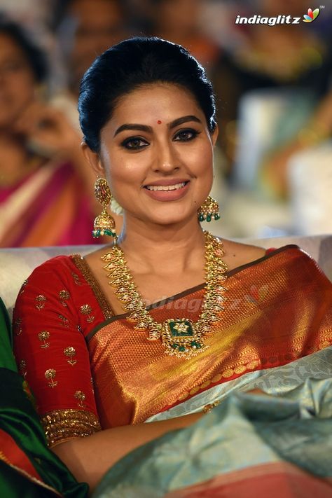 Sneha Sneha Saree, Sneha Actress, Wedding Saree Collection, Actress Without Makeup, Wedding Blouse Designs, Actress Pics, Indian Actress Hot Pics, Movie Reviews, Actress Photos