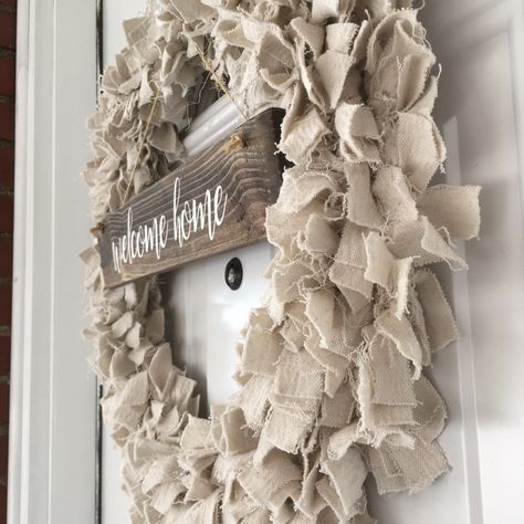 Learn how to make this DIY Drop Cloth Rag Wreath! This drop cloth rag wreath is an easy project that adds a lot of rustic farmhouse charm! Wreath Methods, Cloth Wreath, Cloth Projects, Drop Cloth Projects, Rag Wreaths, Sewing Curtains, Natural Crafts, Library Crafts, Easy Fall Wreaths