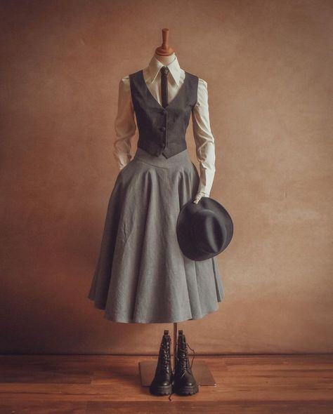 Outfits With Sweater Vest, Academia Wardrobe, Dark Academia Outfits, Moda Country, Academia Outfits, Dark Academia Fashion, Academia Fashion, Old Fashion Dresses, Flawless Beauty