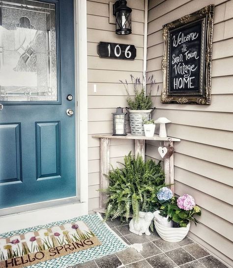 Rachel~Small Town Vintage Home on Instagram: “Happy Friyay all my sweet friends!!🌱 I did a little Spring cleaning on our front porch a few weeks ago. And I've slowly been working on…” Small Porch Decorating, Front Stoop, Spring Porch Decor, Concrete Patios, Farmhouse Front Porches, Summer Porch, Small Front Porches, Farmhouse Front, Small Porches