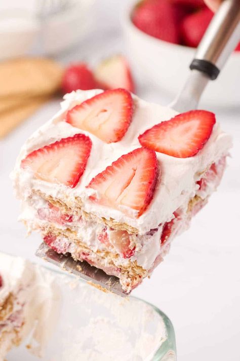 Healthy Graham Crackers, Strawberry Lasagna, Frozen Strawberry Recipes, Graham Cracker Dessert, Graham Cracker Cake, Cracker Dessert, Easy Strawberry Desserts, Strawberry Icebox Cake, Cool Whip Desserts