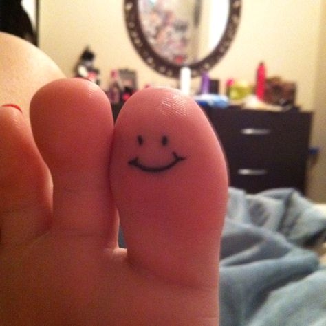 There's no better reminder to be happy than a smiley face tattoo on your big toe! Toe Tattoo, Tattoos Foot, Smiley Face Tattoo, Hawaiian Tattoos, Toe Tattoos, Vegas Tattoo, Realistic Tattoo Sleeve, Tattoo Zeichnungen, Hawaiian Tattoo