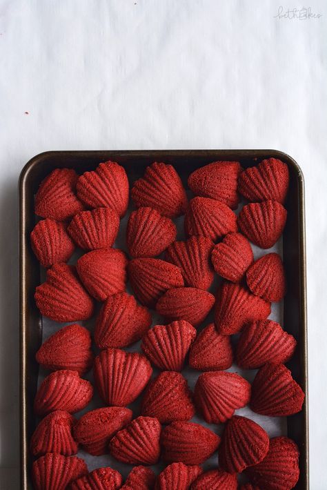 Red Velvet Ideas, Decorated Madeleines, Red Velvet Madeleines, Best Madeleines Recipe, Madeleines Recipe, Fancy Madeleines, Valentine Food, Chocolate Covered Madeleines, Madeleine Packaging