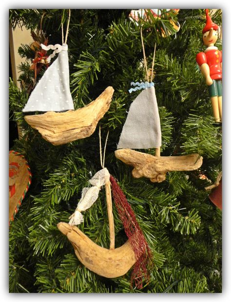 Driftwood sailboats christmas ornaments Driftwood Christmas Decorations, Nautical Christmas Ornaments, Driftwood Christmas, Driftwood Ideas, Driftwood Christmas Tree, Beach Christmas Ornaments, Shell Painting, Turquoise Christmas, Driftwood Diy