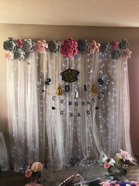 Graduation Party Backdrop Ideas Diy Photo Booth, Photo Booth For Farewell, Photobooth Ideas For Farewell, Graduation Backdrops For Pictures, Grad Backgrounds, Graduation Picture Backdrops, Farewell Photo Booth, Photo Backdrop Graduation Party, Creative Photo Booth Ideas