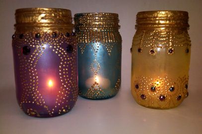 Make these bohemian glass lanterns from regular mason jars, acrylic paints, rhinestones, gold puff paint and tea lights - super easy, super fun! #DIY Boho Lanterns, Boho Lamp, Mason Jar Lanterns, Jar Lanterns, Puff Paint, Diy Boho, Bohol, Glass Lantern, Boho Diy