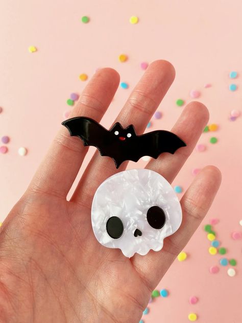 Hair Clip Design Ideas, Skull Hair Clip, Winter Goth, Hair Clip Hairstyles, Hair Pins Diy, Halloween Accessories Hair, Goth Hair, Clip Hairstyles, Halloween Hair