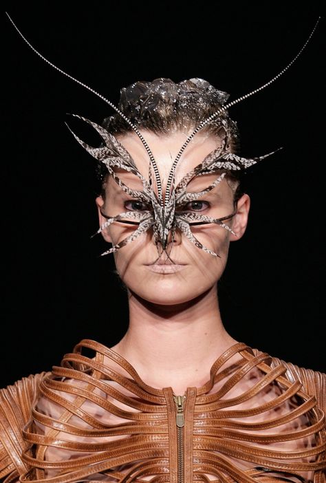 Iris Van Herpen - Crystallization Design Humor, Education Art, Sculptural Fashion, Quotes Tattoos, Face Jewellery, Iris Van Herpen, Body Adornment, Fashion Mask, Futuristic Fashion