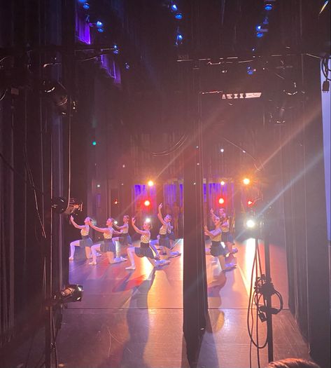 The amazing backstage view of my favorite ballerinas Dance Backstage Aesthetic, Backstage Crew Aesthetic, Backstage Concert Room, Dance Backstage, Dancers Backstage, Backstage Aesthetic, Backstage Theatre, Chaos Aesthetic, Theatre Aesthetic