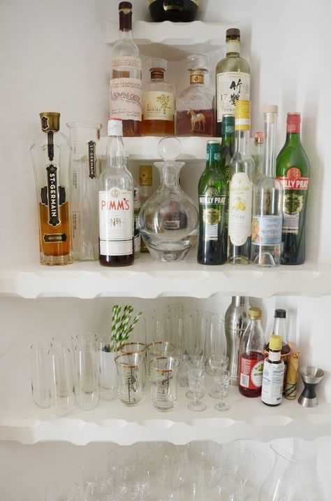 Setting Up a Glamorous Home Bar: Ideas from Real Life Homes Diy Bar Shelf Ideas, Glamorous Home, Home Bar Ideas, Home Bar Essentials, Corner Bar, Home Bar Sets, Bar Shelves, Diy Home Bar, Home Bar Accessories