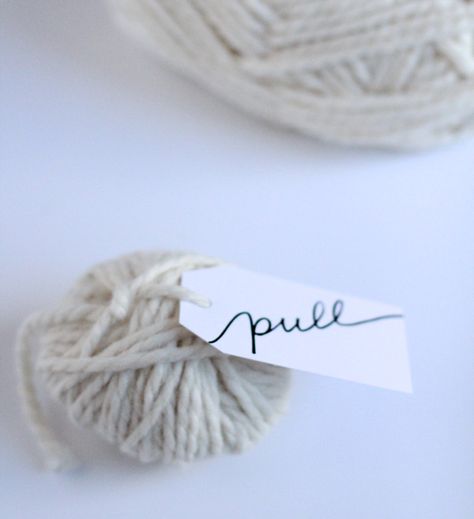 Looking for a unique way to wrap a gift card? These mini yarn bombs are so simple to wrap and make giving a gift card a lot more thoughtful and fun. Ways To Wrap Gift Cards, Wrap A Gift Card, Wrap Gift Cards, Gift Card Basket, Gift Card Bouquet, Gift Card Presentation, Wrap A Gift, Diy Projects Gifts, Diy Gift Card