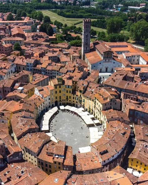 Amazing Architecture Buildings, Beautiful Europe, Video Travel, Nature And Architecture, Lucca Italy, Invisible Cities, Andalucia Spain, Cities In Italy, Holiday Places