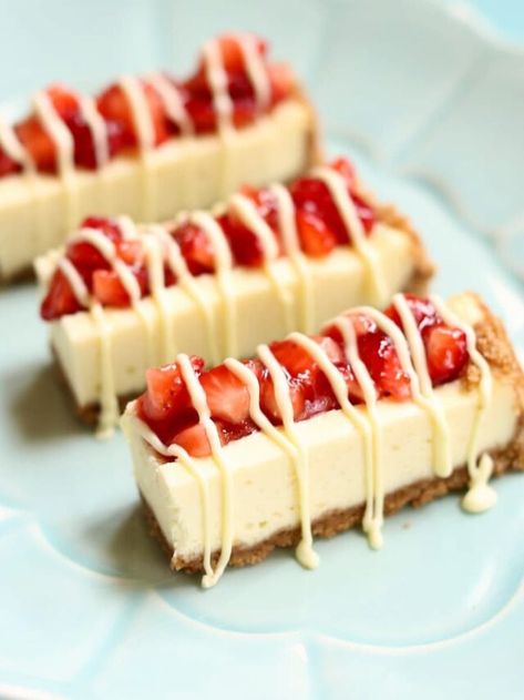 Philadelphia Cheesecake Bars Recipes, Baby Shower Cheesecake, Philadelphia Cheesecake Bars, Easy Cheesecake Bars, Catering Recipes, Snack Bar Recipes, Cheesecake Bars Easy, Philadelphia Cheesecake, Strawberry Cheesecake Bars