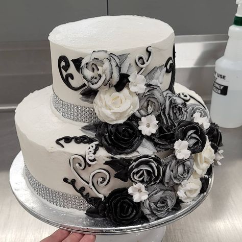 2 Tier Black Wedding Cake, Black White And Grey Wedding, Wedding Cake Colors, Black And White Wedding Cakes, Biscuit Icing, 2 Tier Wedding Cake, Gray Wedding Cake, Wedding Cake Simple Elegant, 2 Tier Wedding Cakes