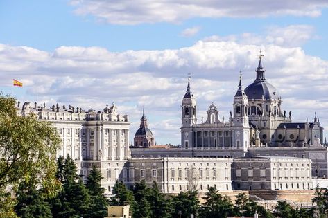 How to Spend the Best 3 Days in Madrid Madrid Itinerary, What To Do In Barcelona, Seville Spain Travel, Barcelona Itinerary, To Do In Barcelona, Spain Itinerary, Madrid Travel, Gothic Cathedrals, Seville Spain