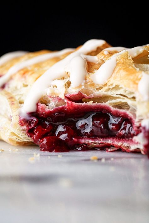 Easy Berry Turnovers - Wife Mama Foodie Berry Turnovers, Berry Pancakes, Turnover Recipes, Mini Pastries, Italian Bakery, Fruit Filling, Puff Pastry Recipes, Vegan Chocolate Chip, Strawberry Cakes