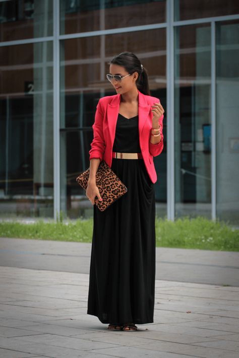 Here's how to style a maxi skirt including 6 cute ways to wear this cute spring and summer fashion trend for women! Click to see these easy and classy outfit ideas for women. Maxi Skirt Blazer, Black Maxi Skirt Outfit, Black Maxi Dress Outfit, How To Style A Maxi Dress, Black Skirt Outfits, Blazer Outfits For Women, Long Skirt Outfits, Maxi Outfits, Maxi Dress Outfit