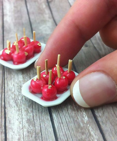 Dollhouse Bakery, Toffee Apples, Miniature Food Tutorials, Caramel Treats, Crea Fimo, Accessoires Barbie, Polymer Clay And Resin, Clay And Resin, Ceramic Platter