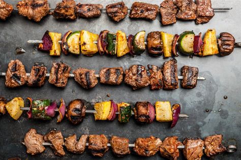 A beef shish kebab recipe with a Middle Eastern–inspired marinade. Made without brown sugar and substituted onion for tomato paste and sumac for lemon zest Hawaiian Steak, Beef Skewers Grill, Steak Kebabs, Steak Kabobs, Kebabs On The Grill, Beef Skewers, Beef Kabobs, Tender Steak, Kabob Recipes