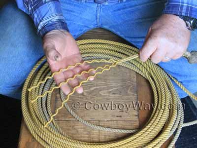 How To Tie A Stopper Knot For A Lariat How To Braid Rope, Lariat Rope Crafts, Stopper Knot, Cowboy Knot, Diy Fishing Rod Holder, Lasso Rope, Horse Tack Diy, Bunting Bird, Camping Knots