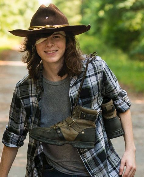 Carl Grimes Smiling, Carl Grimes X Y/n, Twd Carl Grimes, Carl Walking Dead, Carl E Enid, Twd Carl, Carl Twd, Carl The Walking Dead, Friends Shoes