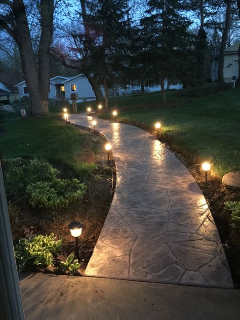 Front Yard Lighting, Tropical Homes, Garden Lighting Design, Outdoor Pathway Lighting, Walkway Lighting, Front Garden Landscape, Farmhouse Landscaping, Outdoor Landscape Lighting, Garden Walkway