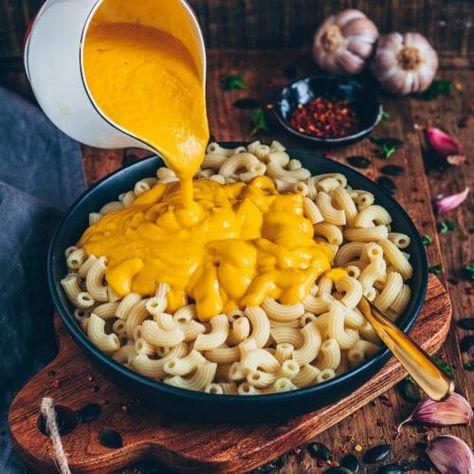 Vegan Pumpkin Mac and Cheese (easy recipe) - Bianca Zapatka | Recipes Vegan Pumpkin Mac And Cheese, Mac And Cheese Rezept, Easy Mac N Cheese, Pumpkin Mac And Cheese, Cheese Vegan, Pumpkin Pasta, Macaroni N Cheese Recipe, Vegan Mac And Cheese, Healthy Comfort Food