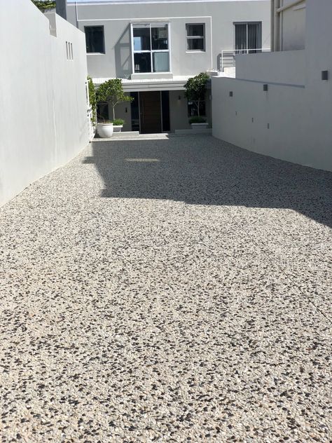 Pebbles Flooring Outdoor, Outdoor Parking Flooring Ideas, Pebble Concrete Driveway, Terrazo Driveway, Pebble Wash Floor Outdoor, Parking Pavers, Pebble Wash, Concrete Aggregate, House Frontage