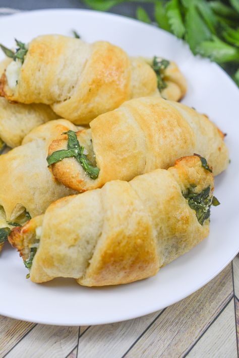 Feta and Spinach Crescent Rolls - Happy Homeschool Nest Spinach Crescent Rolls, Crescent Roll Recipes Dinner, Crescent Roll Appetizers, Spinach Rolls, Cheese Crescent Rolls, Spinach Pie, Spinach Feta, Eating Light, Crescent Roll Recipes