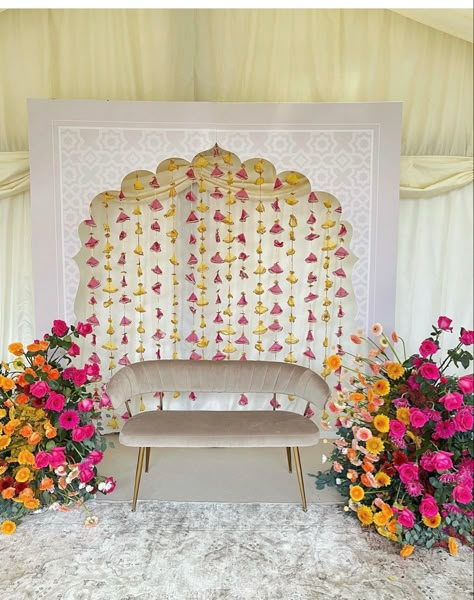 Modern Mandap Design, Gaye Holud Centerpiece, Chooda Ceremony Decor, Punjabi Wedding Backdrop, Indian Wedding Colour Themes, Diy Indian Wedding Decor Ideas, Maiyaan Decor, Maiyan Decor, Mehendi Backdrop