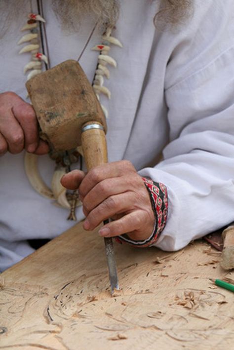 A wood carver at work. Log Bed Frame, Log Drawing, Log Planter, Log Bed, Indigenous Knowledge, Wood Carver, Totem Pole, Indian History, Cabin Life