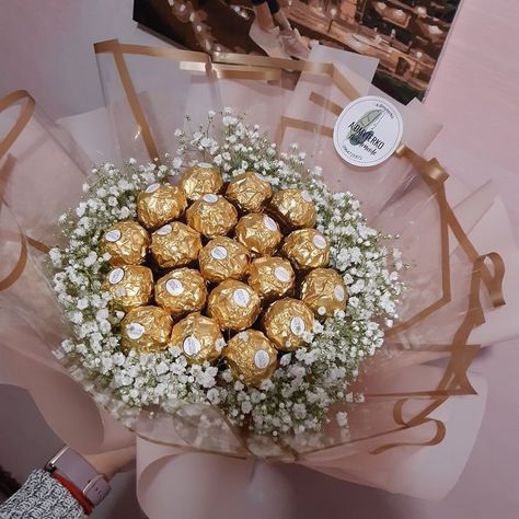 Graduation Flowers Bouquet, Ferrero Rocher Gift, Chocolate Flowers Bouquet, Chocolate Cosmos, Graduation Flowers, Bridal Gift Wrapping Ideas, Chocolate Flowers, Gift Bouquet, Handmade Chocolates