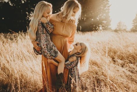 Mom And Me Photos, Mom Daughter Photography, Mommy Daughter Photography, Mother Daughter Pictures, Daughter Photoshoot, Mother Daughter Photoshoot, Mother Daughter Photos, Children Photography Poses, Sibling Photography