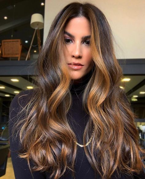 60 fotos de cabelo com luzes mel para se apaixonar pelo tom - Foto 20 Amber Hair, Rambut Brunette, Hot Hair Colors, Hair Color Auburn, Brown Hair Balayage, Hair And Beauty Salon, Winter Hair Color, Hair Inspo Color, Winter Hairstyles