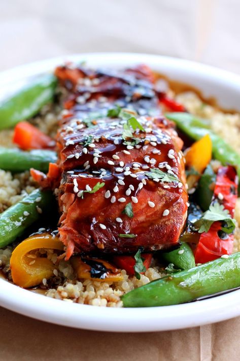 Delicious sesame ginger sweet teriyaki salmon served with a veggie-packed garlic quinoa stir-fry. This bright, flavorful dish is perfect for meal prep and weeknight dinners. Salmon Sesame, Quinoa Salmon, Garlic Quinoa, Quinoa Stir Fry, Salmon Stir Fry, Salmon Teriyaki, Baked Teriyaki Salmon, Salmon Teriyaki Recipe, Salmon Quinoa